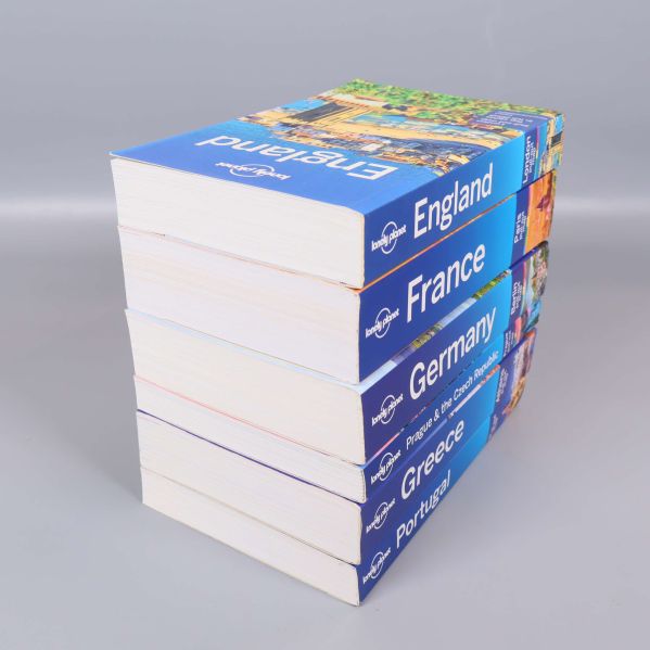 Sex Lonely Planet reseguider staplade, ryggarna synliga