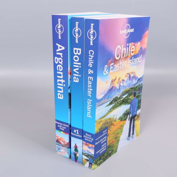 Tre Lonely Planet böcker stående i rad, fokus på ryggar