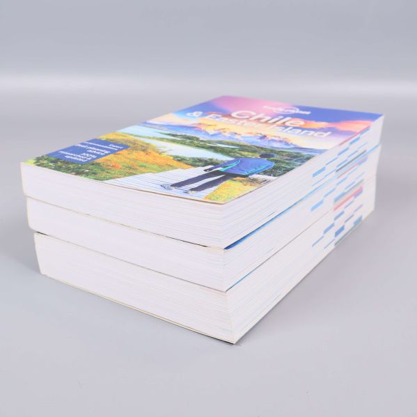 Lonely Planet böcker staplade ovanpå varandra