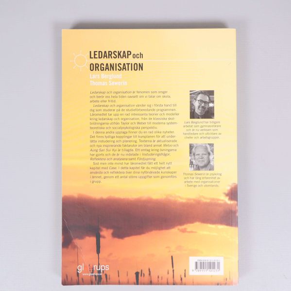 Baksidan av boken Ledarskap och organisation med beskrivning och författarfoton