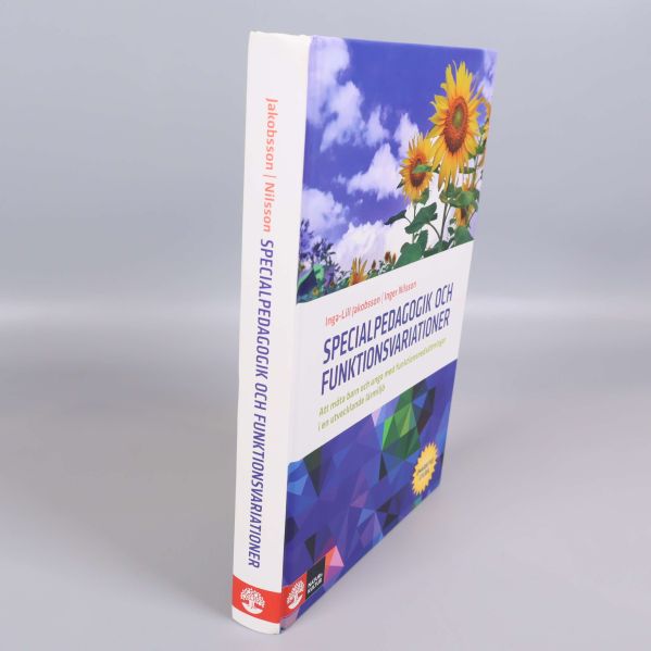 Rygg och framsida av boken Specialpedagogik och funktionsvariationer stående mot ljus bakgrund