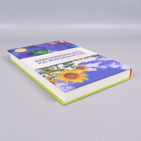 Boken Specialpedagogik och funktionsvariationer från sidan, visar bokens tjocklek och omslag