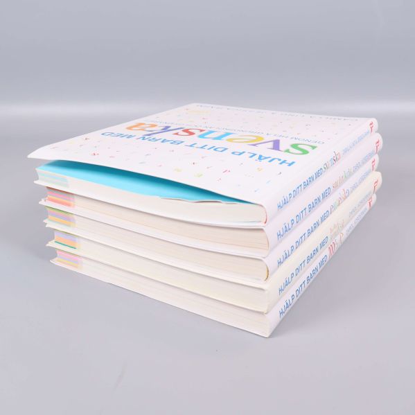 Bokhög sedd snett uppifrån med översta boken svenska synlig