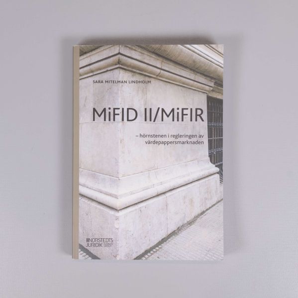 Framsidan av boken MiFID II/MiFIR med stenmönstrad fasad