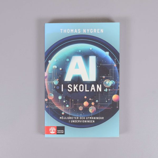 Bokens framsida med futuristiskt omslag och titel AI i skolan