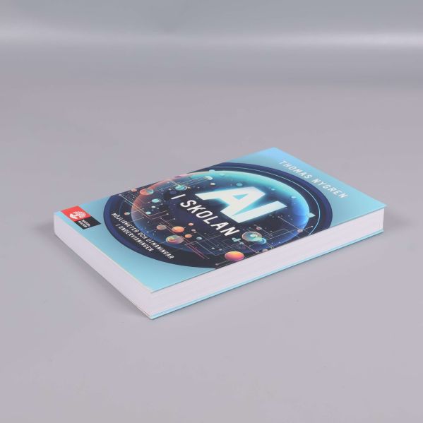 Boken AI i skolan vinklad och visa rygg och framsida