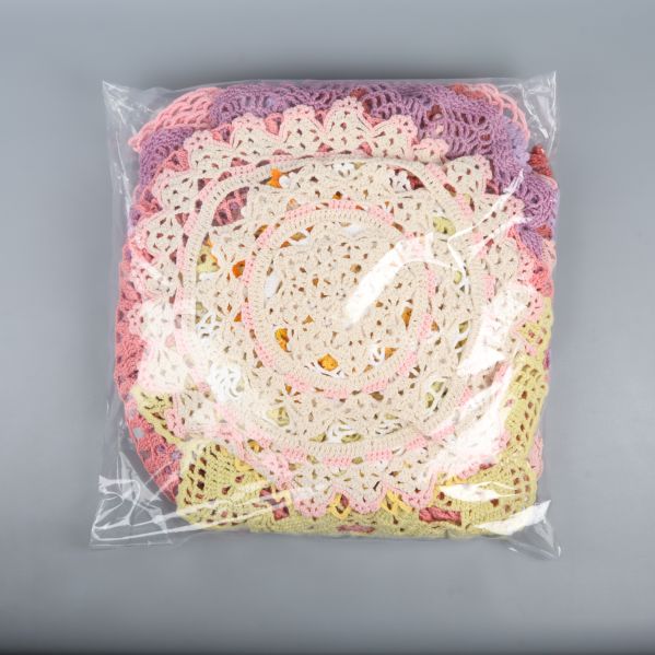 Virkade dukar förpackade i plast