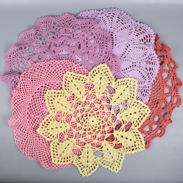 Olika mönster av virkade dukar utspridda