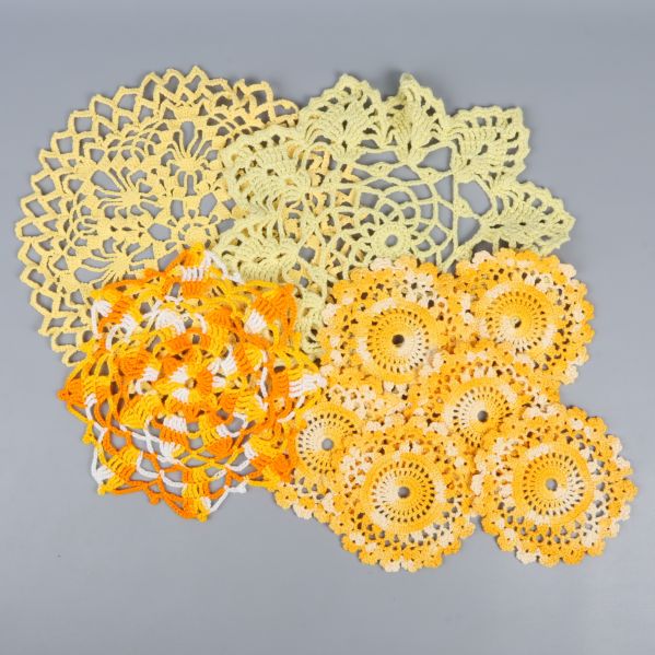 Gula och orangea virkade dukar spridda