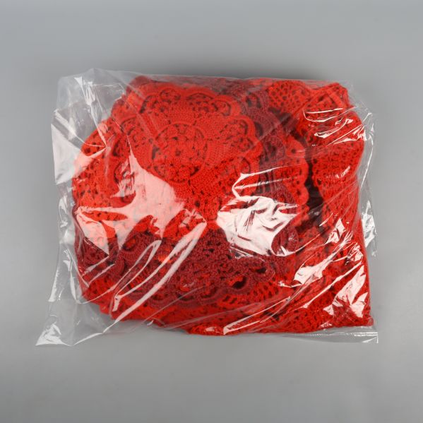 Röda dukar i plastpåse