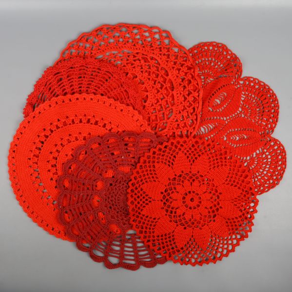 Olika mönster av röda dukar