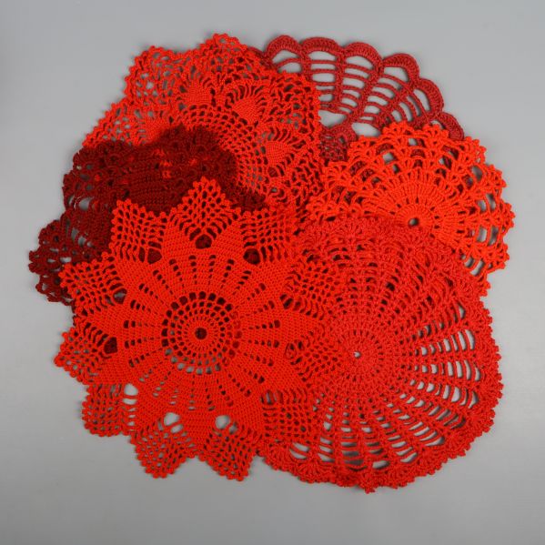 Virkade dukar utspridda på yta