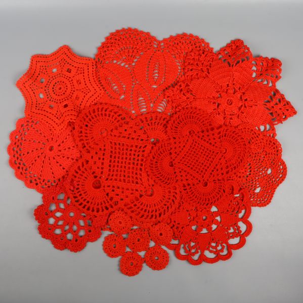 Flera röda virkade dukar