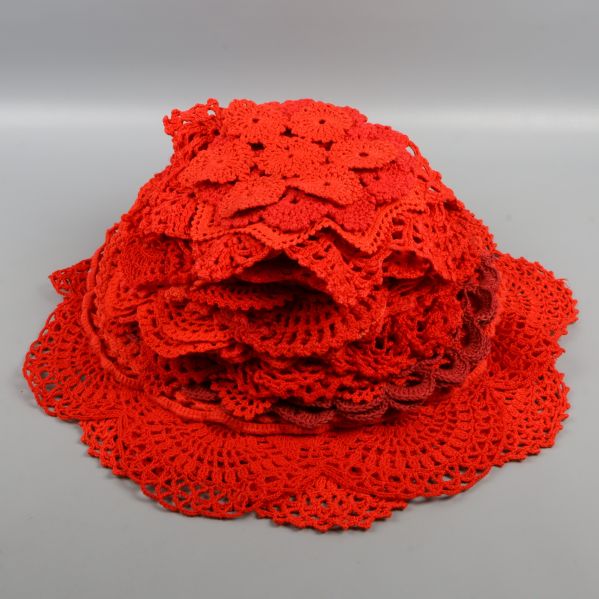 Hög av röda virkade dukar