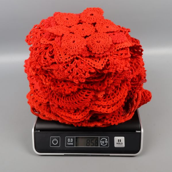 Vägda röda dukar på digital våg