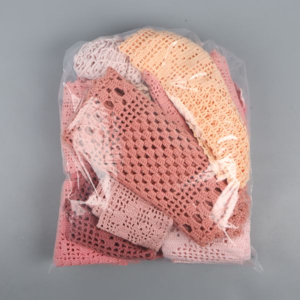 Setet med virkade dukar i plastpåse