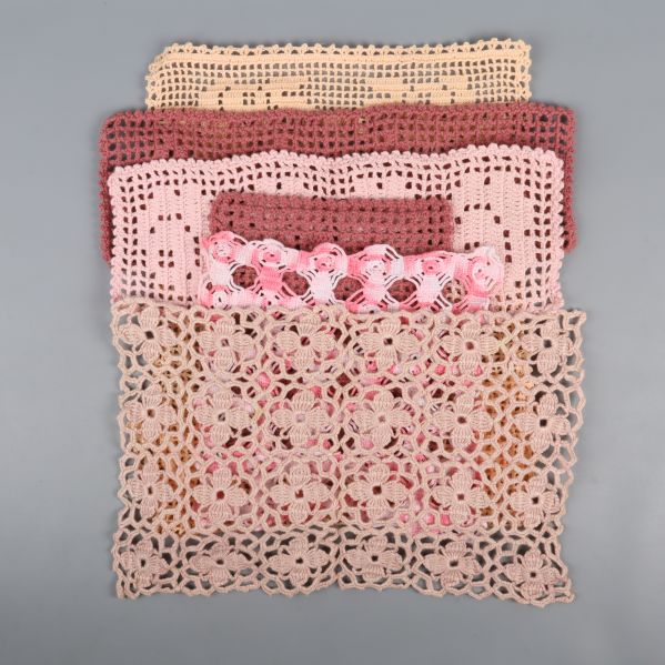 Staplade virkade dukar i olika färger