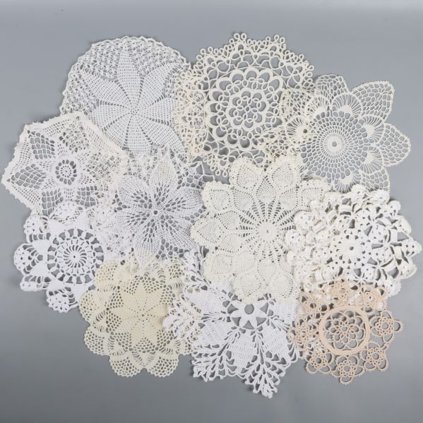 Tio virkade dukar i olika mönster