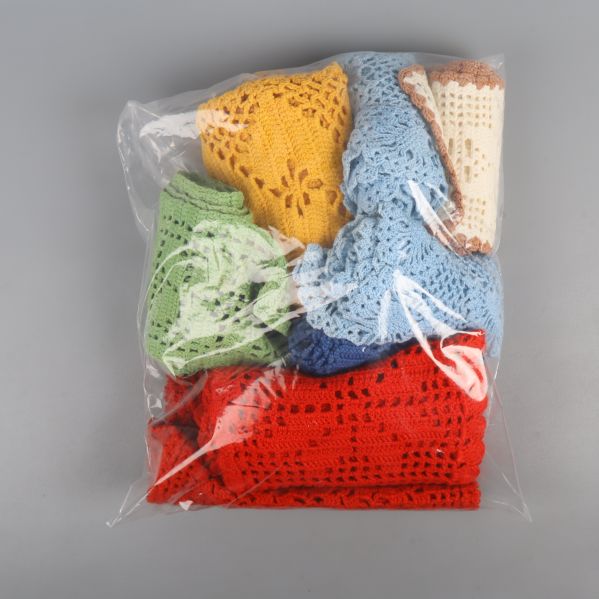 Virkade dukar i plastförvaringspåse