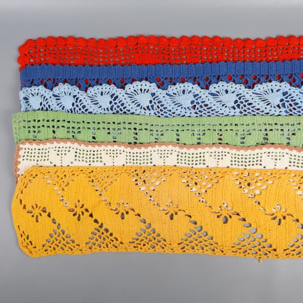 Olika färgglada virkade dukar utrullade