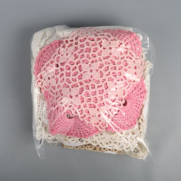 Förpackade virkade dukar i plast