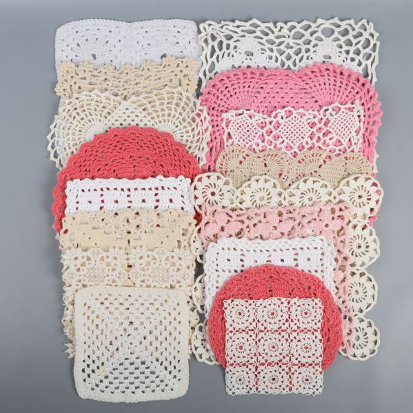 Kombination av rosa och vita virkade dukar
