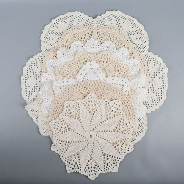 Uppställda virkade dukar i olika storlekar