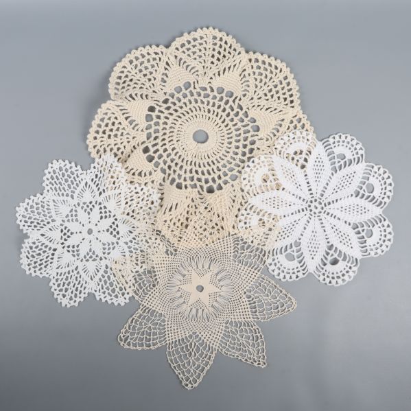 Tre virkade dukar i olika färgtoner