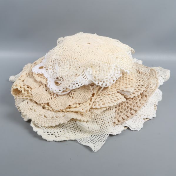 Hög med virkade dukar i olika mönster