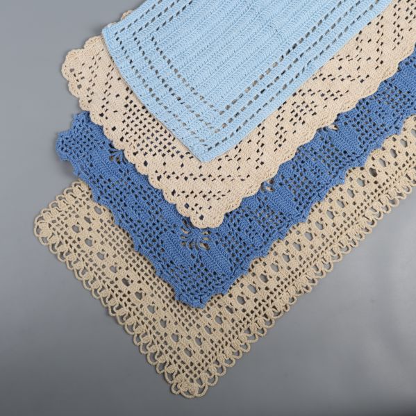 Virkade dukar i ljusblå, blå och beige nyanser