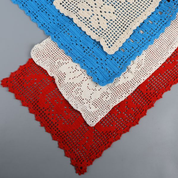Virkade dukar i beige, blått och rött