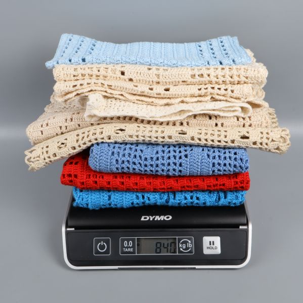 Virkade dukar väger 840 gram på våg