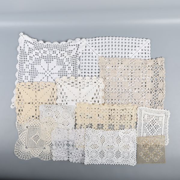 Flera virkade dukar i olika mönster