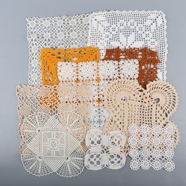 Olika färger på virkade dukar