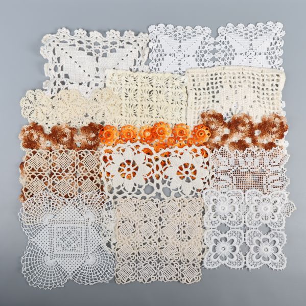 Mönstrade virkade dukar i en uppsättning