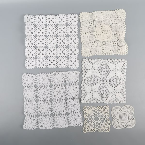 Sex enfärgade virkade dukar