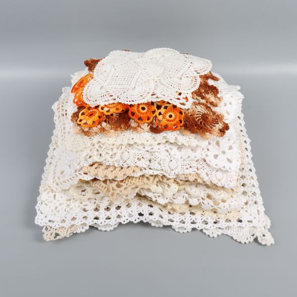 Stapel av handgjorda virkade dukar