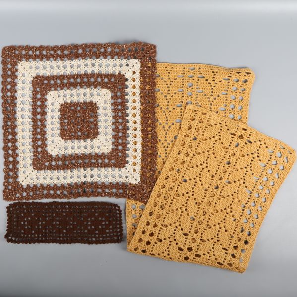 Olika typer av virkade dukar utspridda