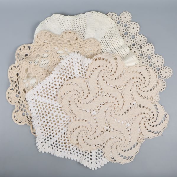 Virkat dukset utspritt för visning av olika mönster