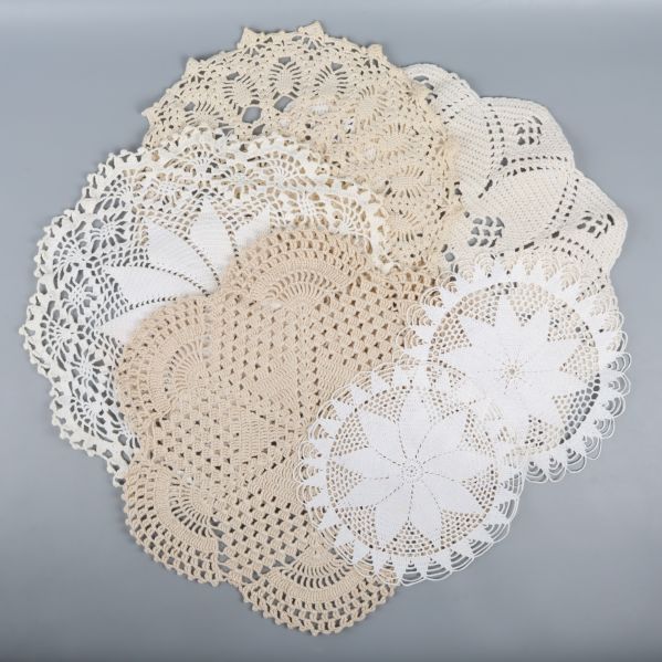 Olika former av virkade dukar visas tydligt