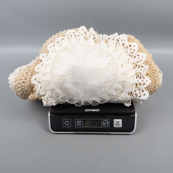 Virkat dukset förpackat i plastpåse för leverans