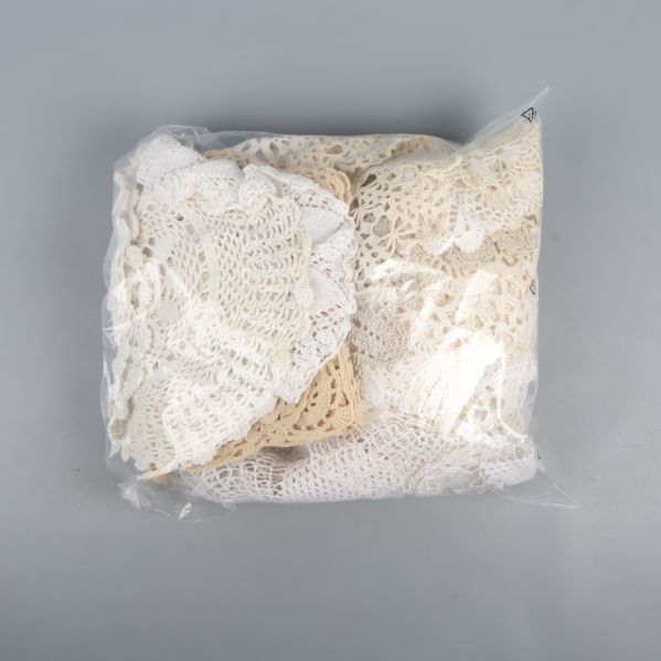 Virkade dukar packade i plastpåse