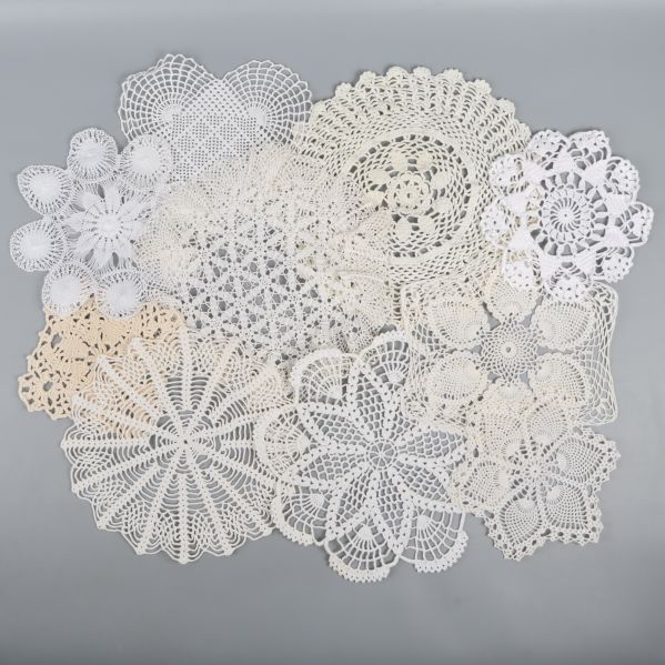 Stora virkade dukar med detaljerade mönster