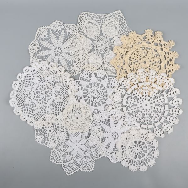 Samling av virkade dukar i olika storlekar