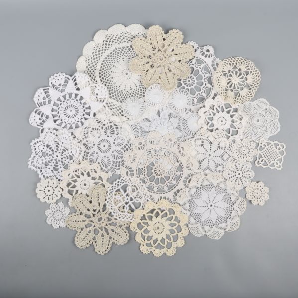 Flera virkade dukar i olika färger