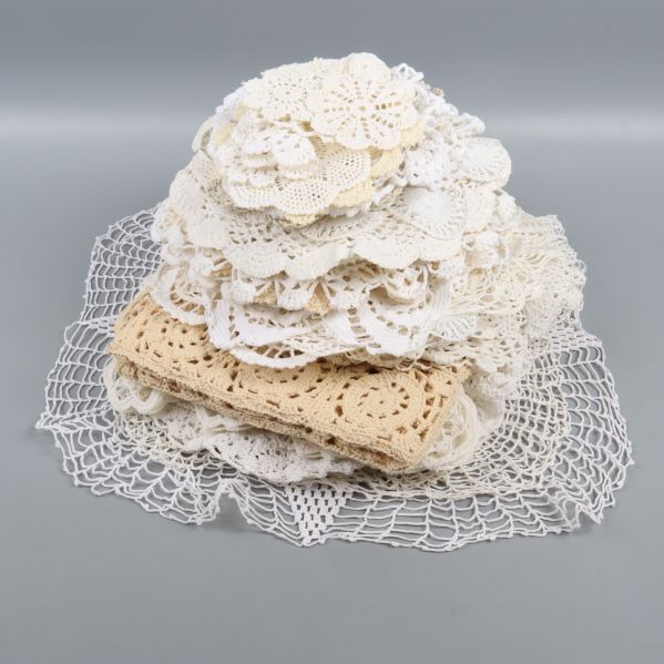 Stapel av virkade dukar i olika mönster
