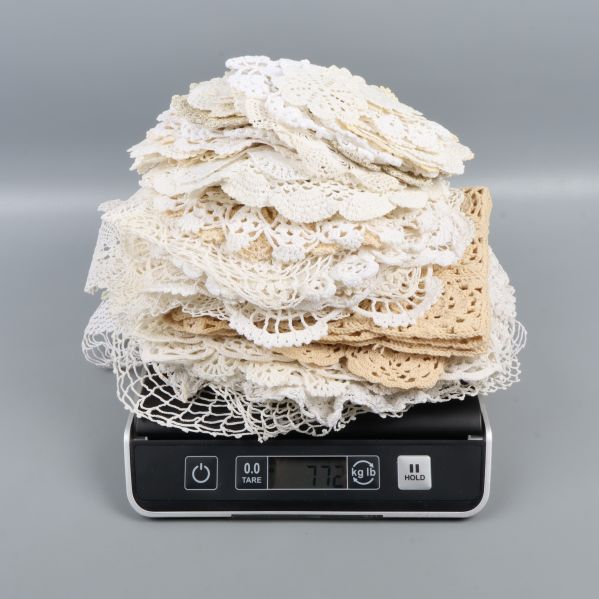 Virkade dukar på vikt i en hög