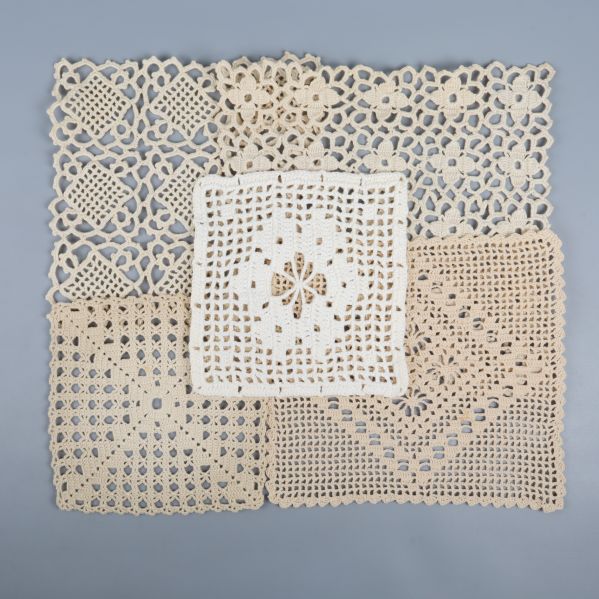 Fyra olika virkade dukar i kvadratisk form