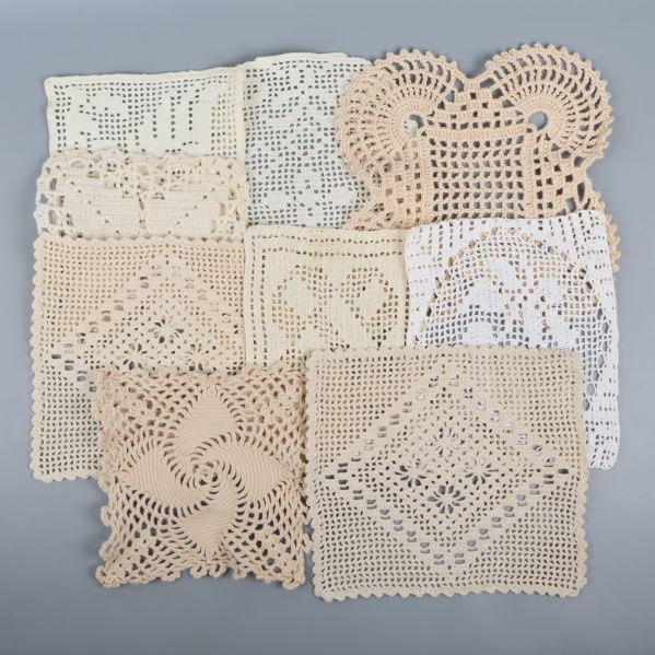 Olika mönstrade virkade dukar placerade tillsammans