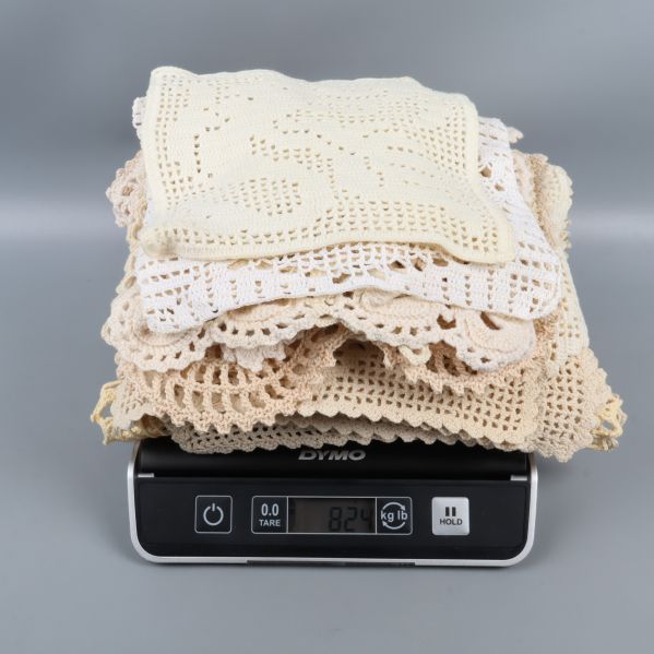 Virkade dukar på våg, vikt visas som 824 g